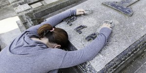 Straciłeś bliską osobę? Oto 4 prawdy biblijne, które pomogą ci w okresie żałoby