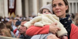 „Pomódl się, to ci Bozia da”. Trudno o większą szkodę! Siostra Borkowska tłumaczy