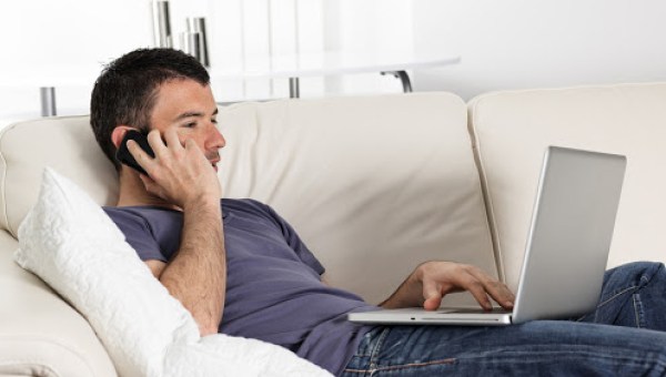 Mężczyzna z laptopem i telefonem