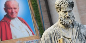 Franciszek, Benedykt XVI i polskie flagi. Tak wyglądała kanonizacja Jana Pawła II [ZDJĘCIA]