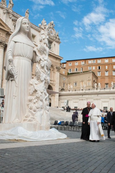 rita of cascia statue with pope