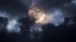 Księżyc za chmurami