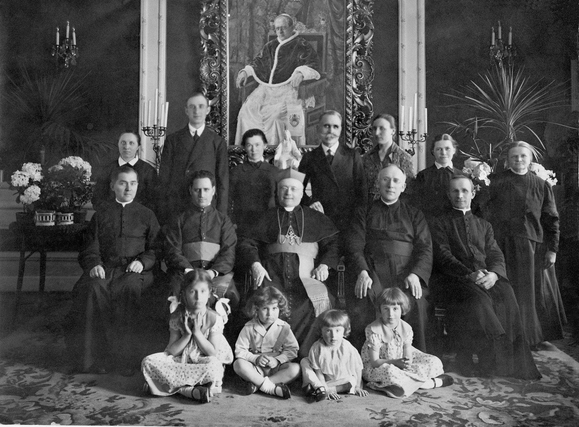 Warszawa-dzieci-Gawronscy-Nela-Alfred-Giovanna-Wanda-u-nuncjusza-Marmaggi-1934