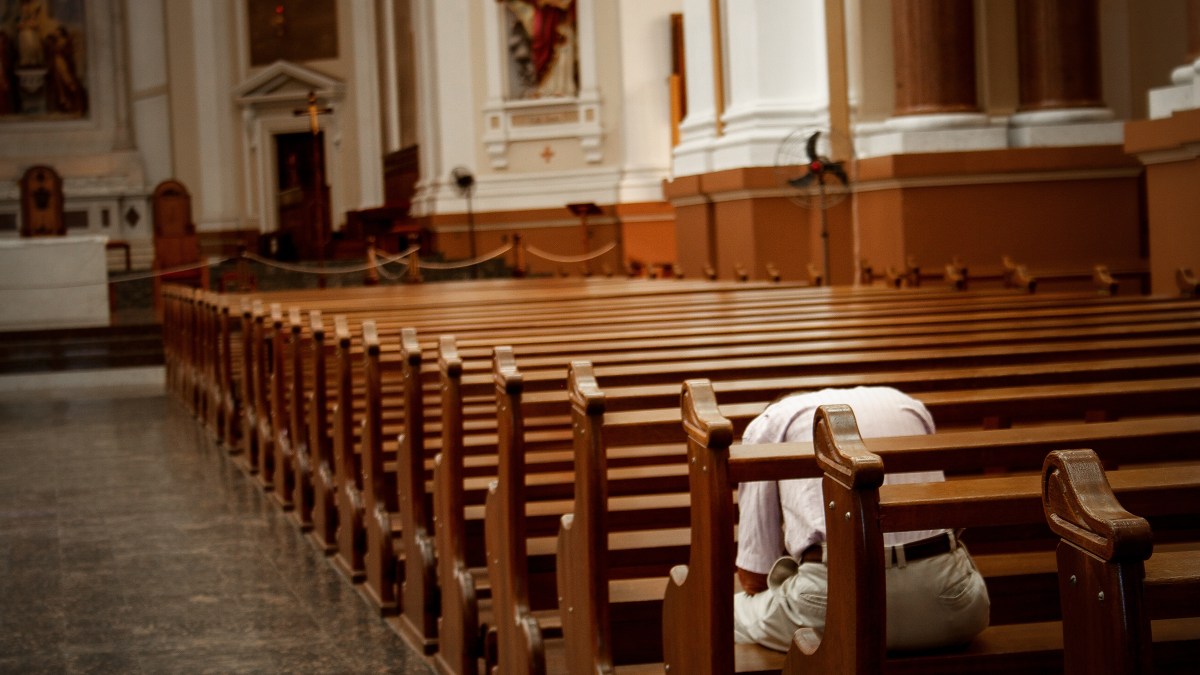 web-man-pew-alone-praying-valter-junior-cc