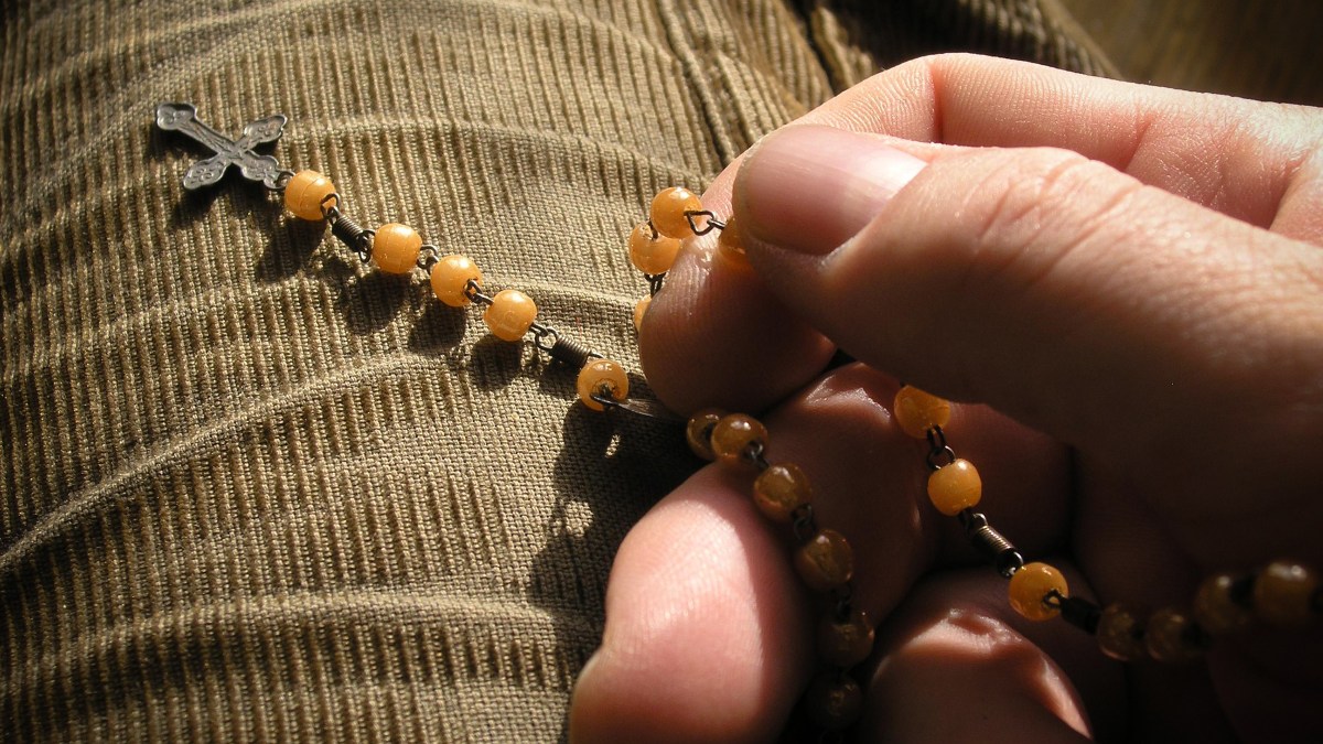 web-old-rosary-beads-hand-ondrej-vanecek-cc