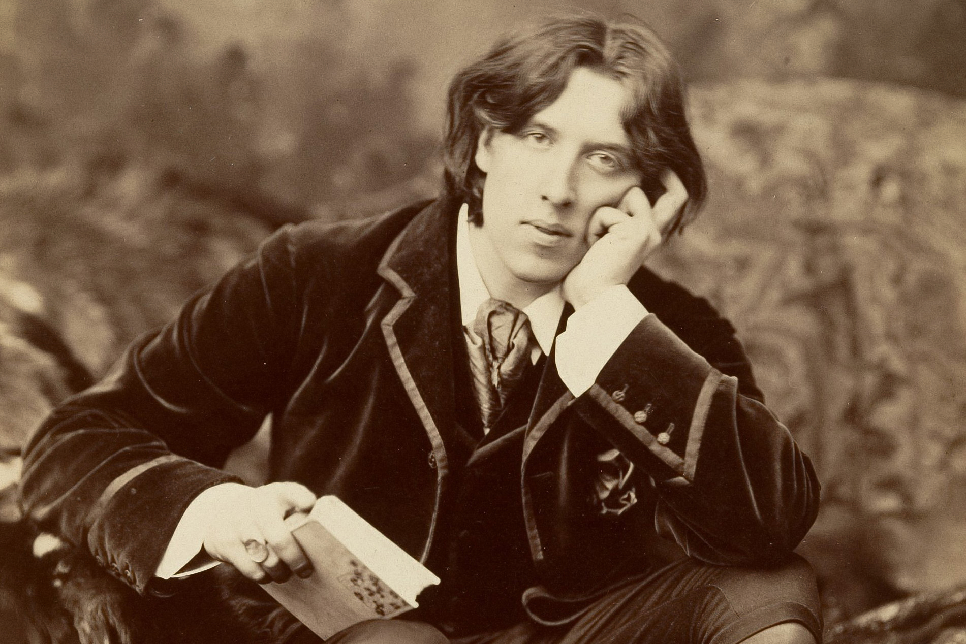 web-oscar-wilde-by-sarony-via-wikipedia-public-domain