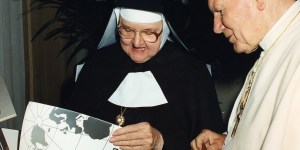 10 lat od śmierci zakonnicy, która zbudowała medialne imperium. Kim była matka Angelika?