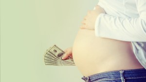 WEB PREGNANT BABY SURROGATE MONEY © Zhoozha – Shutterstock