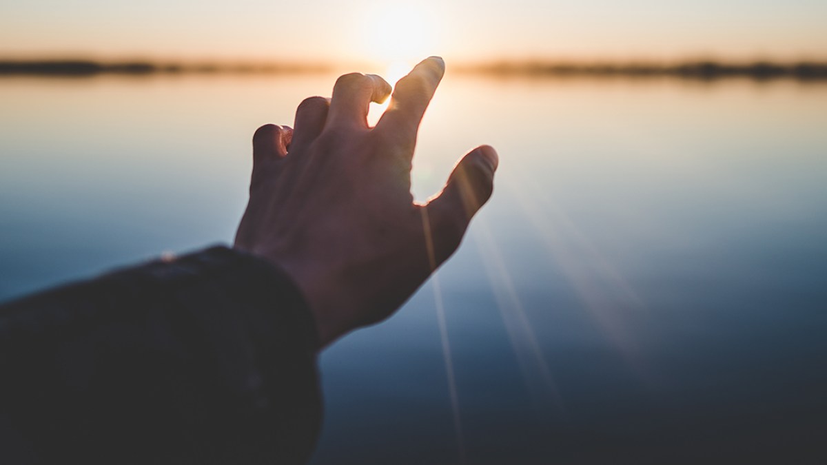 WEB3 HAND SUNSET LIGHT SEA Unsplash CC0