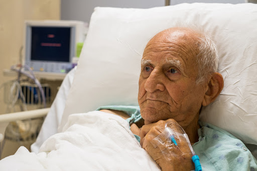 Anciano en el hospital &#8211; fr