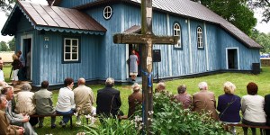 Msza u „Matki Bożej Kasztanowej”. Dlaczego nie wejdą do kościoła?