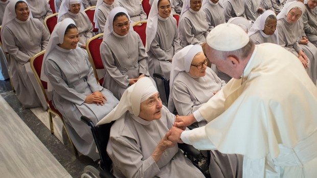 WEB3-PHOTO-OF-THE-DAY-NUNS-POPE-FRANCIS-AP_16268453921355-Osservatore-Romano-via-AFP