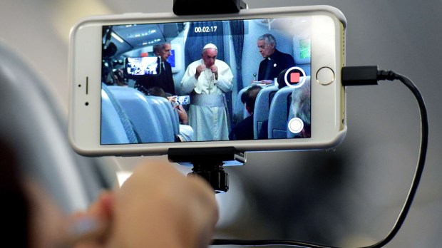 web3-pope-francis-press-conference-plane-afp-east-news
