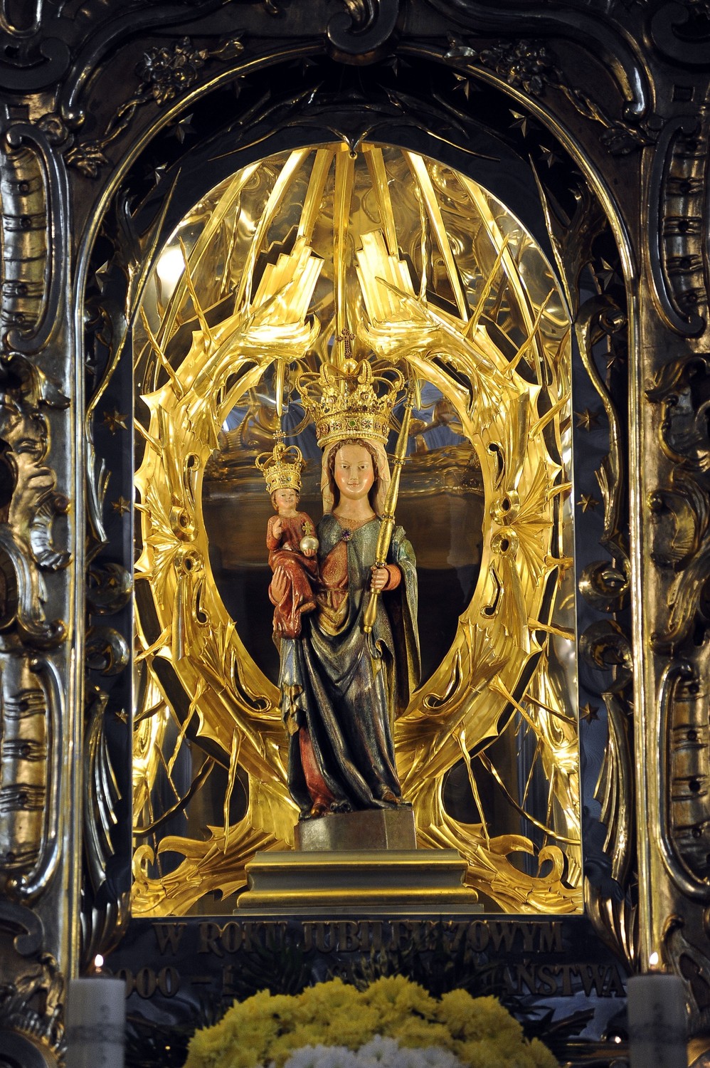 Figura Matki Bożej w ołtarzu w Leśniowie