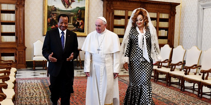 Papież Franciszek w towarzystwie prezydenta Kamerunu