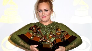 Adele trzyma zdobyte nagrody