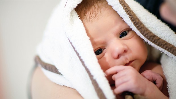 Pierwsza kąpiel noworodka. Dlaczego nie warto się z nią śpieszyć?