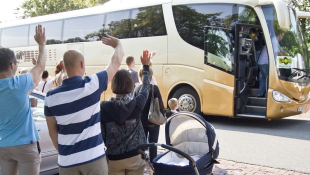 Rodzice machają swoim dzieciom na pożegnanie