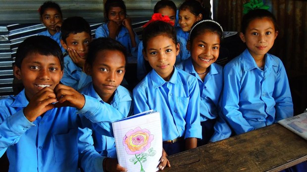 Uśmiechnięte dzieci w szkole w Nepalu