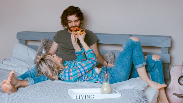 Para leży na łóżku