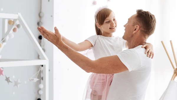 Tata tańczy z córką