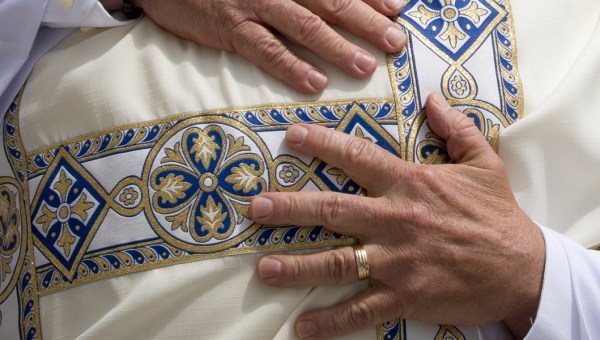 Ręce diakona z obrączką na palcu