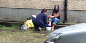 Dorota myje nogi bezdomnym. Bierze miskę z wodą, mydło i idzie