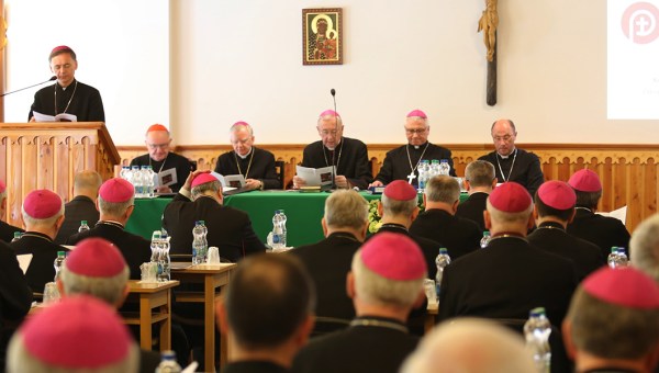 Biskupi podczas plenarnego zebrania