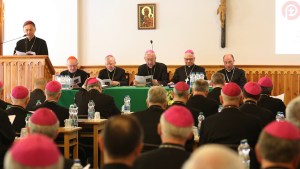 Biskupi podczas plenarnego zebrania