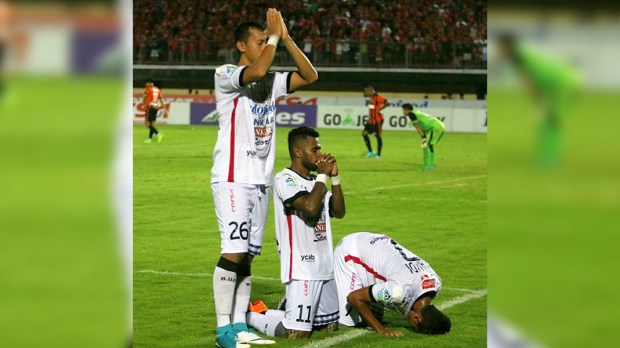 Piłkarze FC Bali modlą się na boisku