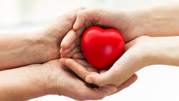 Dwie ręce trzymające serce
