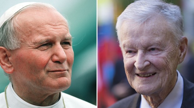 Z lewej Jan Paweł II, z prawej Zbigniew Brzeziński
