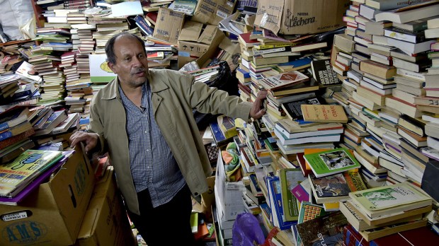 Znalazł w śmietnikach tysiące książek. Jak je wykorzystał?