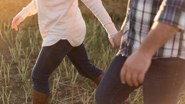 Zakochana para spaceruje po polu