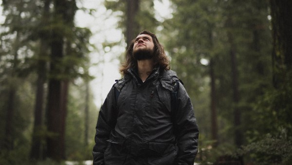 Mężczyzna stoi w środku lasu