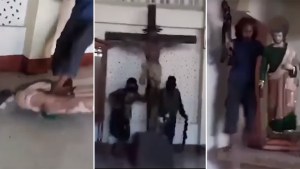 Żołnierze Państwa Islamskiego niszczą kościół w Marawi w Filipinach