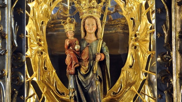 Figura Matki Bożej w ołtarzu w Leśniowie