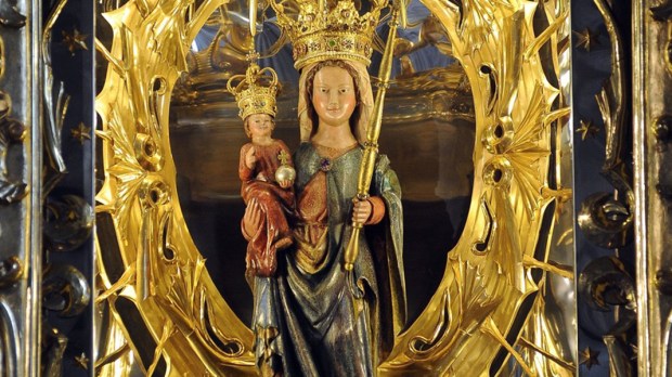 Figura Matki Bożej w ołtarzu w Leśniowie