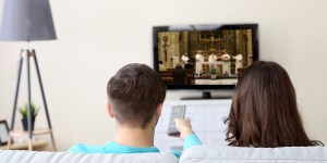 Czy klękać przed telewizorem? Czy trzeba się przeżegnać przed ekranem?