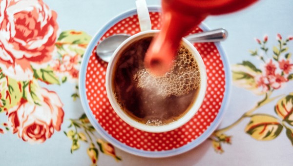 Kawa w filiżance na stole