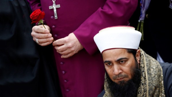 Muzułmański imam, za nim biskup