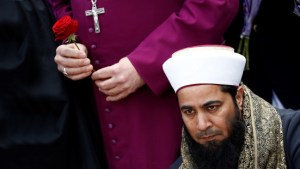 Muzułmański imam, za nim biskup