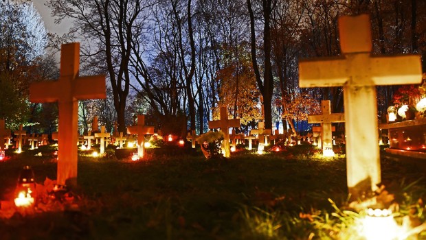 Cmentarz po zachodzie słońca