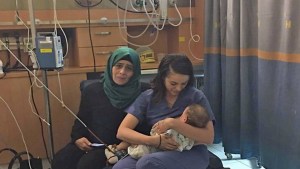 Żydowska pielęgniarka karmi piersią palestyńskie niemowlę
