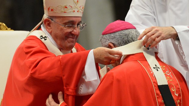 Papież Franciszek zakłada paliusz jednemu z metropolitów