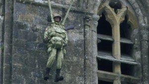 Figura spadochroniarza na wieży kościoła