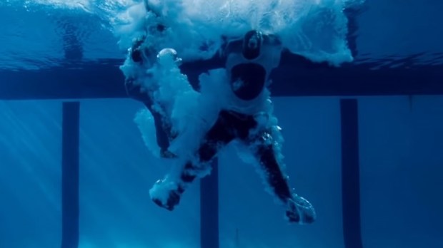 Scena z filmu, w której bohaterowie wpadają do basenu z wodą