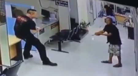 Tajski policjant w starciu z nożownikiem. Jego reakcja zszokowała świat