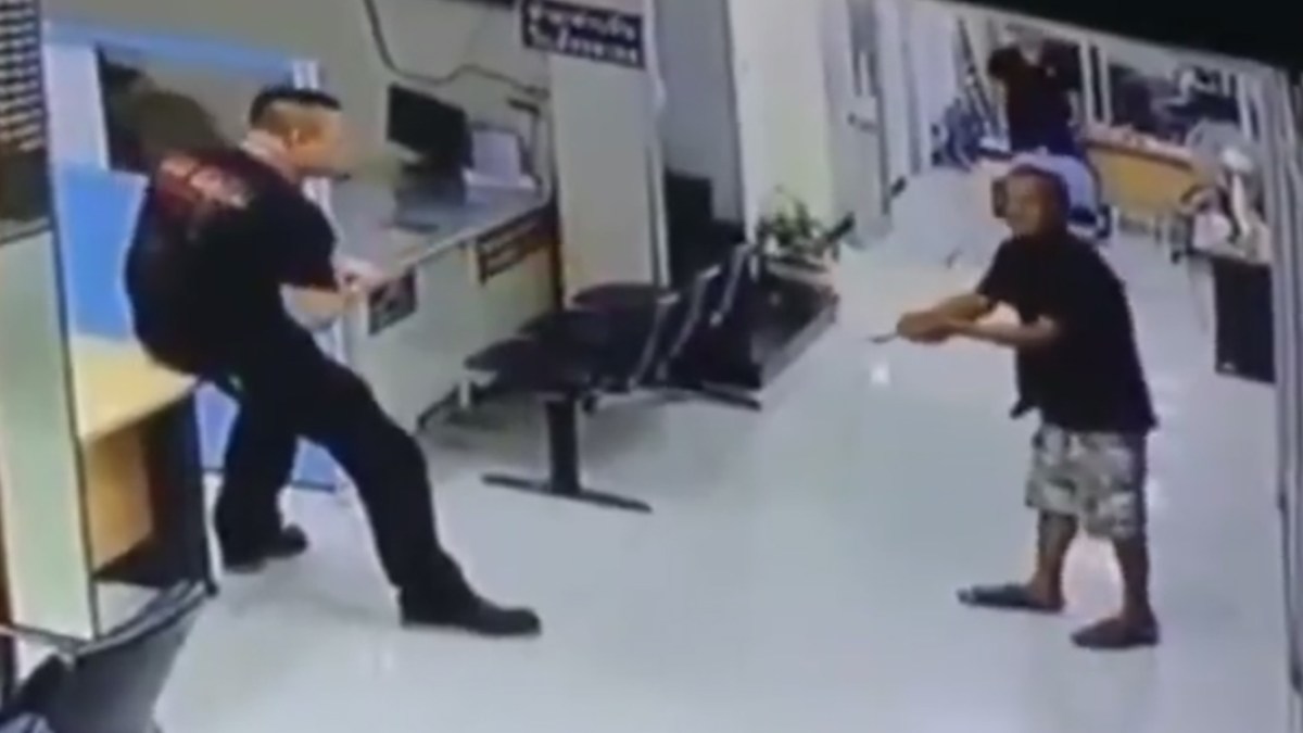 Policjant rozmawia z nożownikiem