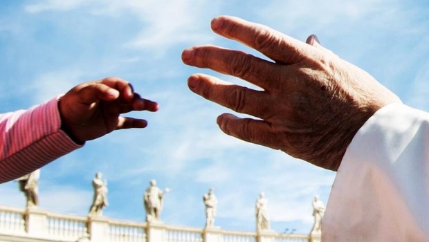 Ręka dziecka i papieża Franciszka